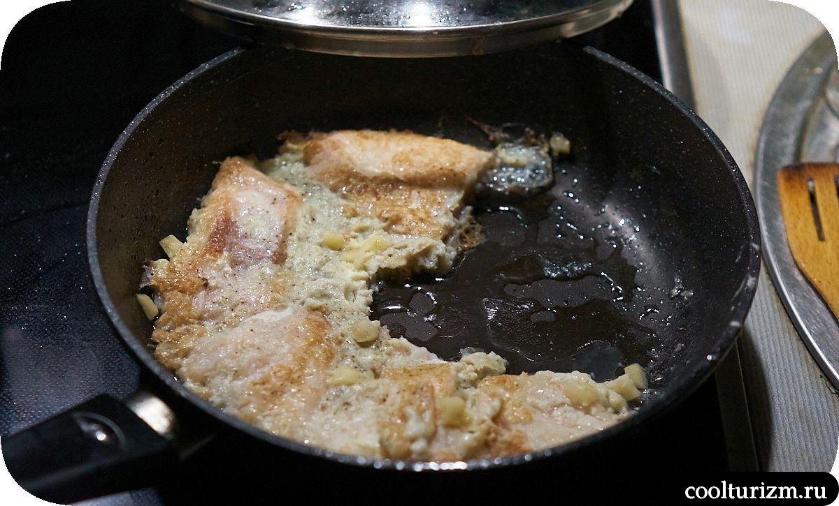 Филе пангасиуса с яблоками на сковороде