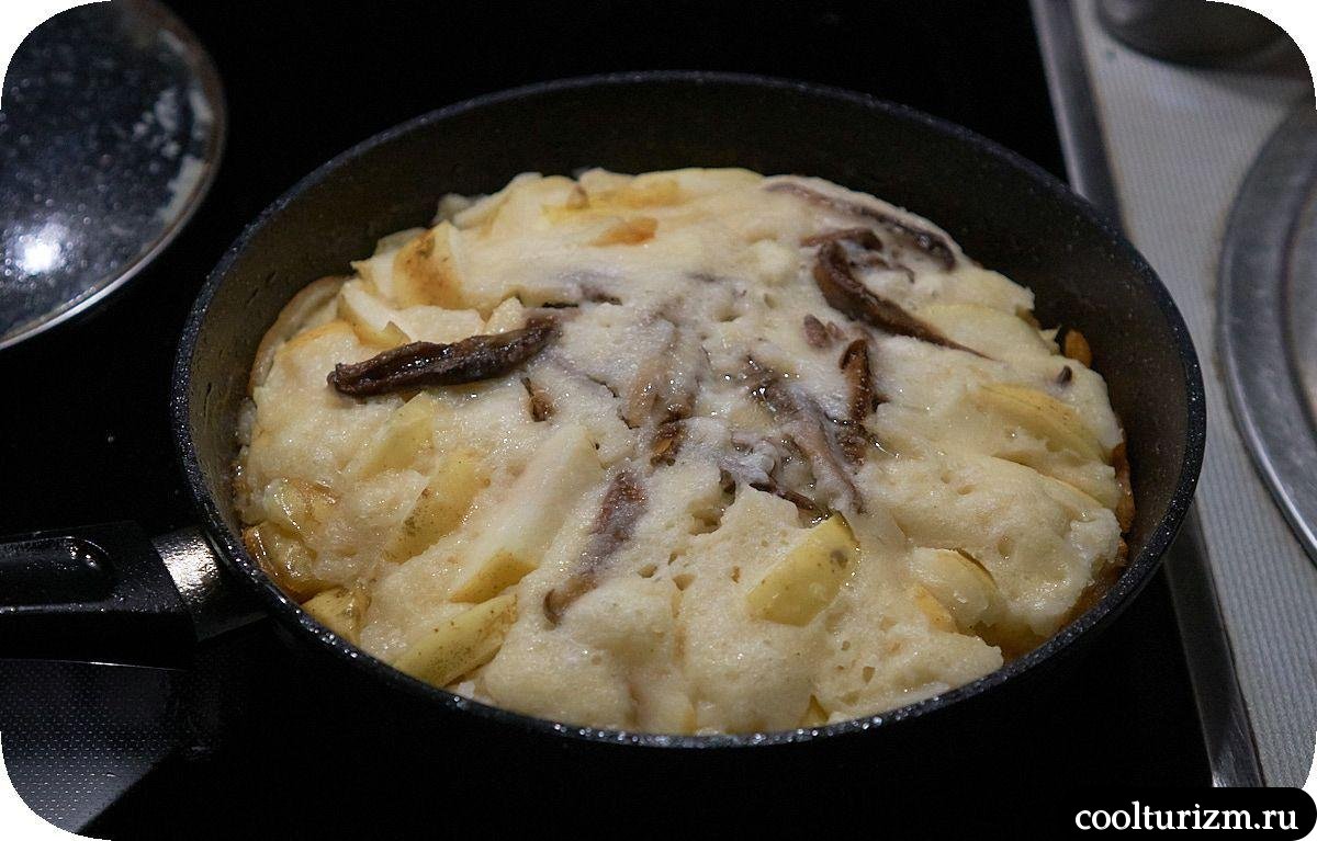 Пирог с яблоками на сковороде пошагово