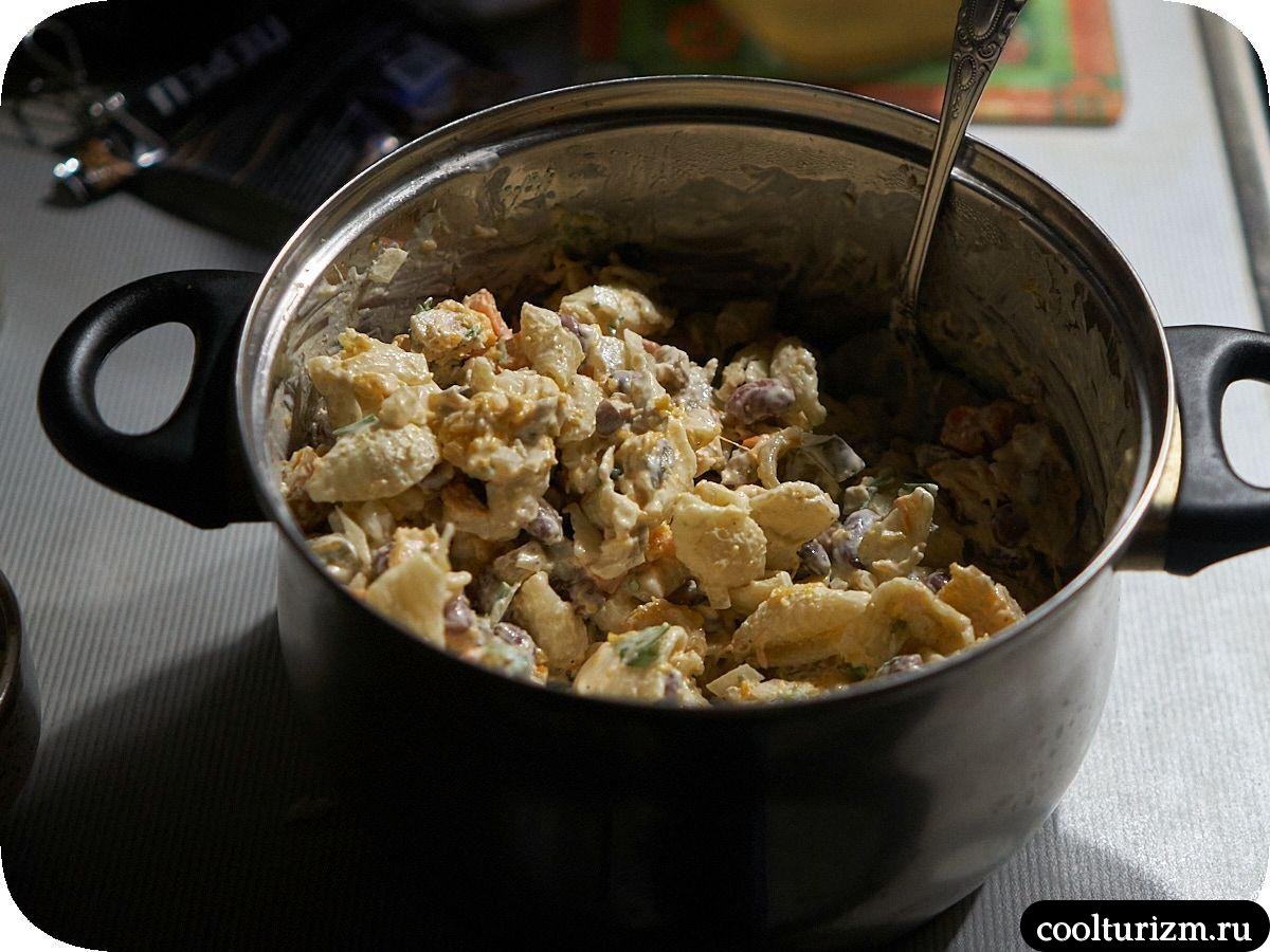 Салат с варёным мясом и макаронами со сметаной