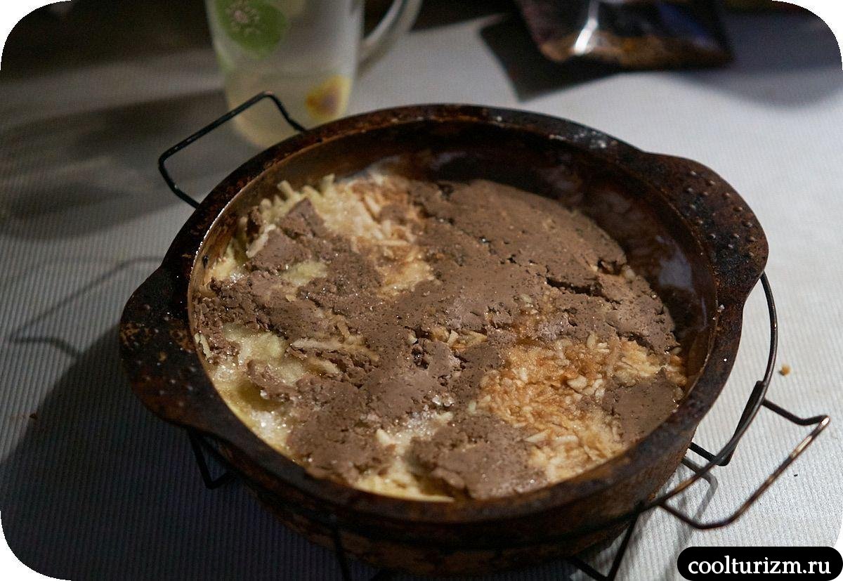 Карамельный насыпной пирог с яблоками и шоколадным маслом верхний слой