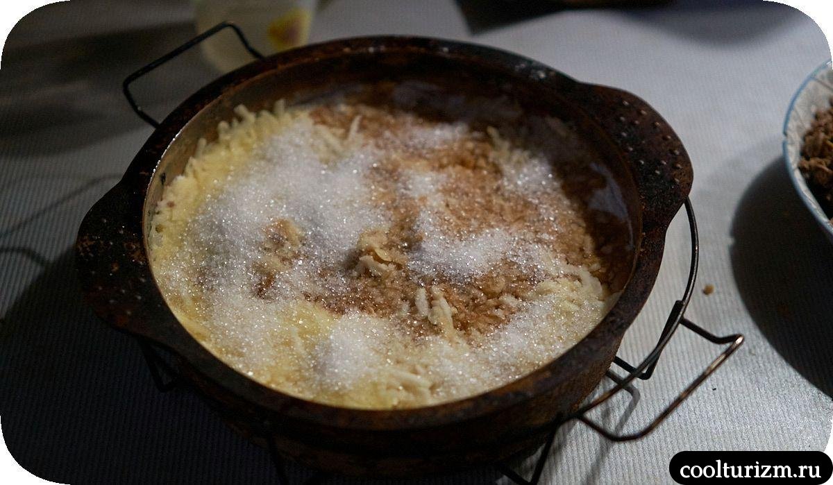 Карамельный насыпной пирог с яблоками и шоколадным маслом как готовить