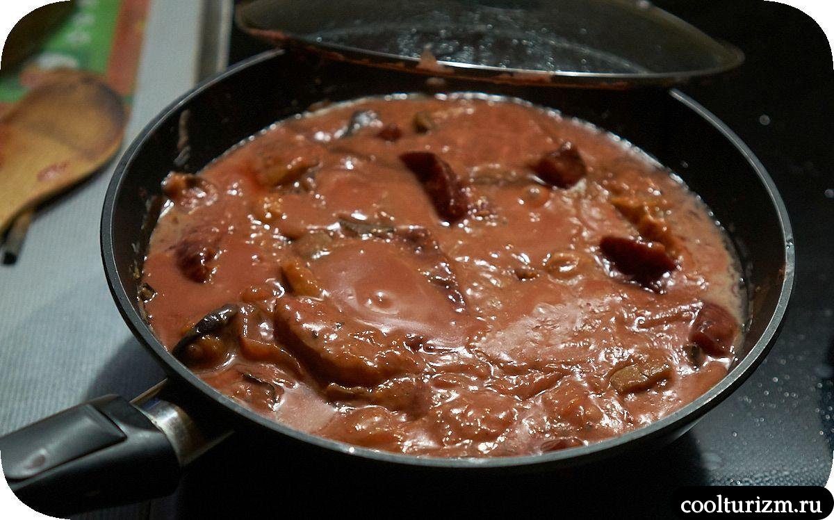 Бёдра куриные со свеклой и тыквой в сметане на сковороде