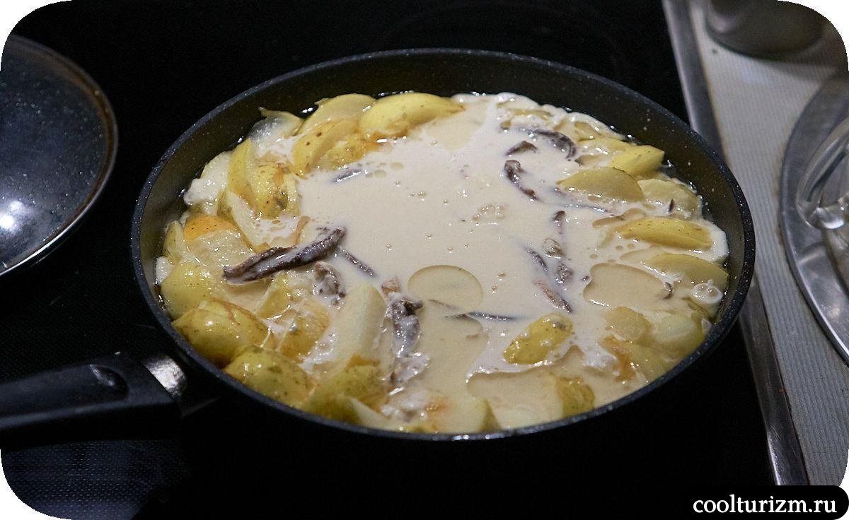 Пирог с яблоками на сковороде как приготовить
