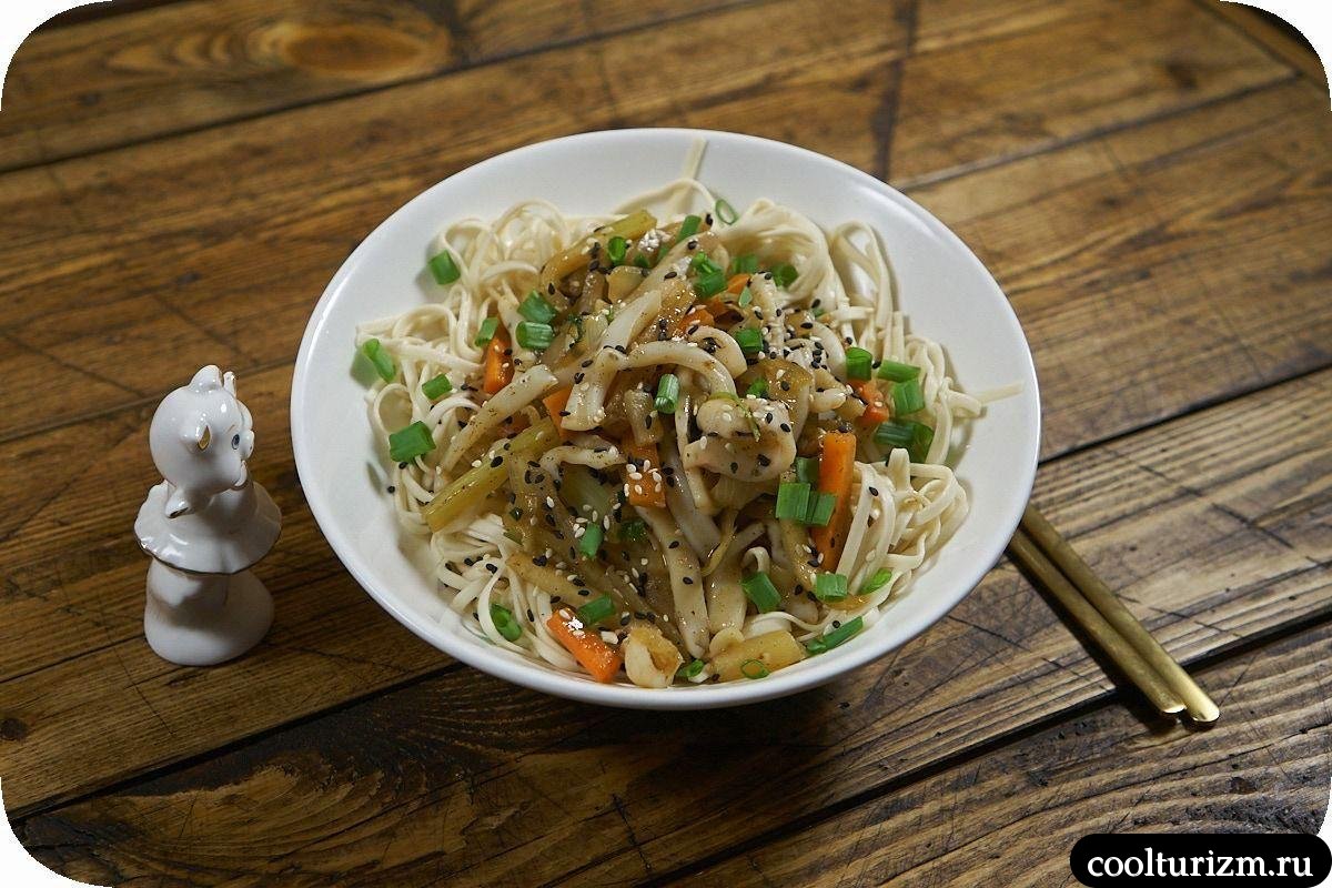 Удон с кальмарами и овощами