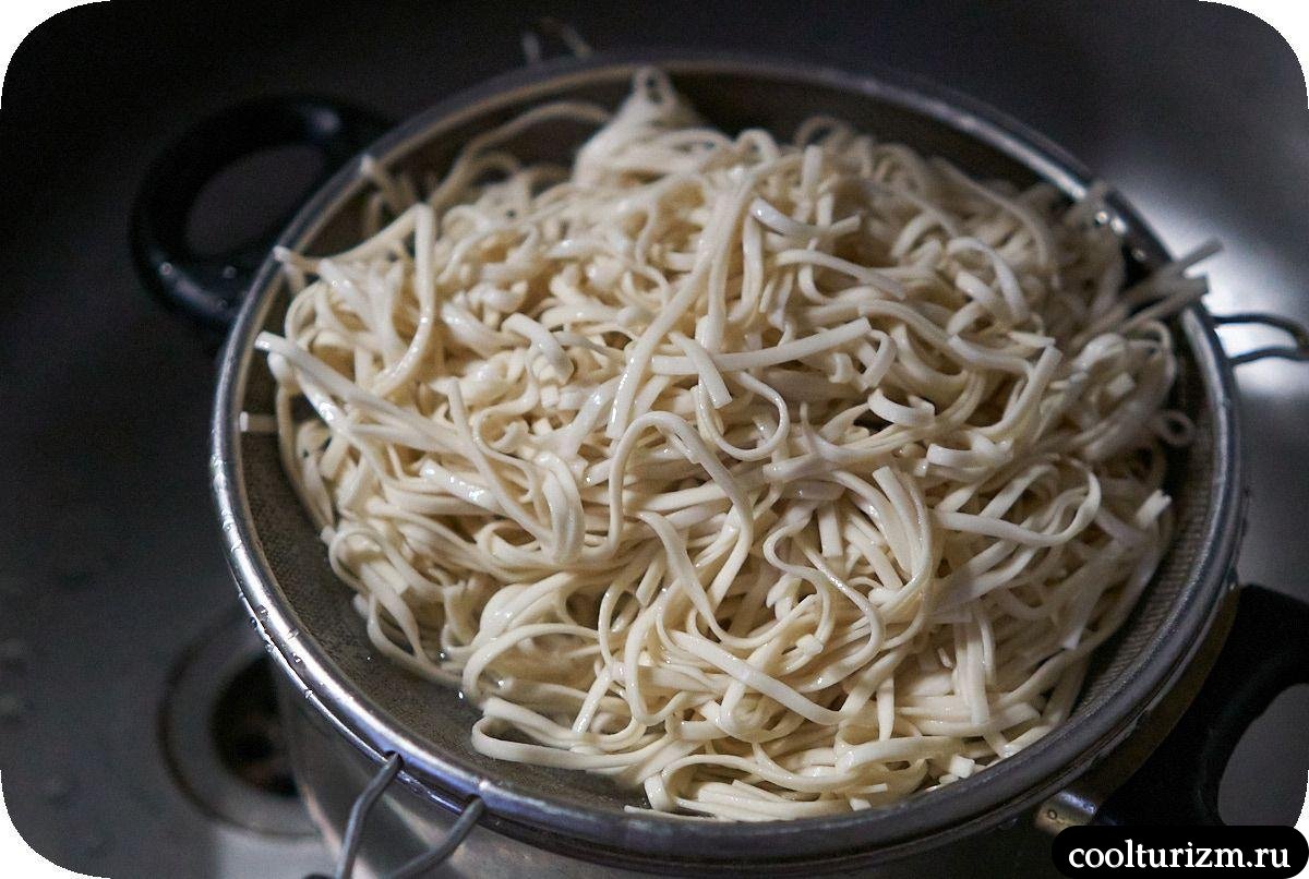 Удон с кальмарами и овощами с устричным соусом