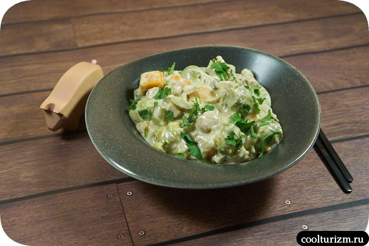 Два вида мяса с солеными огурцами и брюссельской капустой в сметане