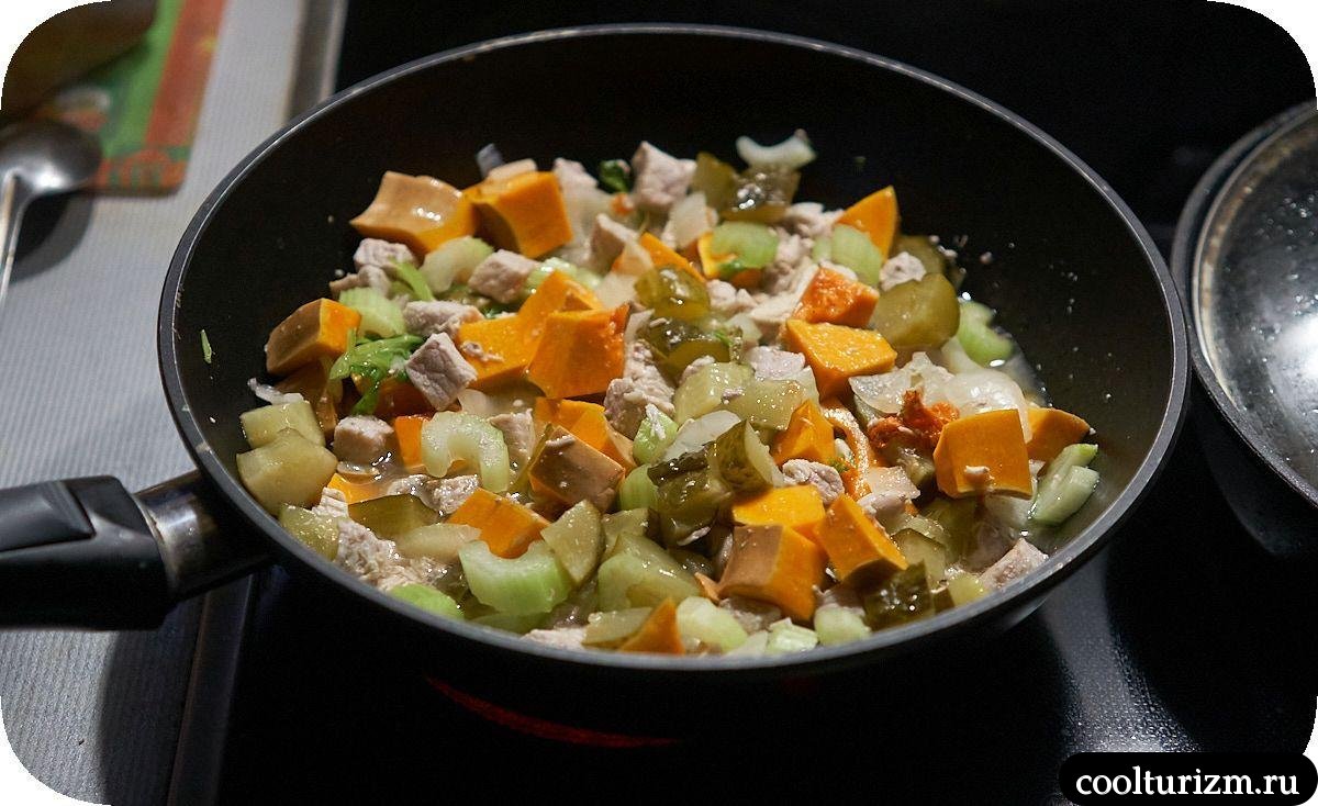 Два вида мяса с брюссельской капустой в сметане