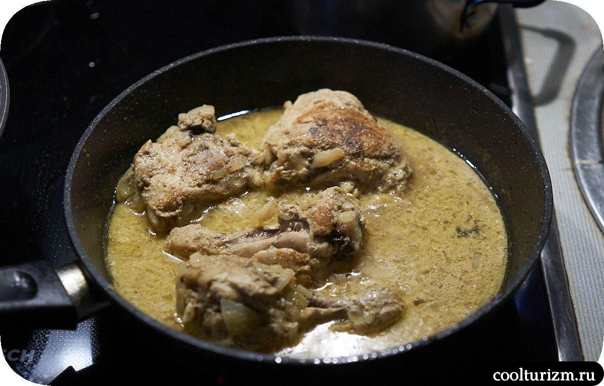 Курица в сметане с картофелем и морковью с сотрыми специями
