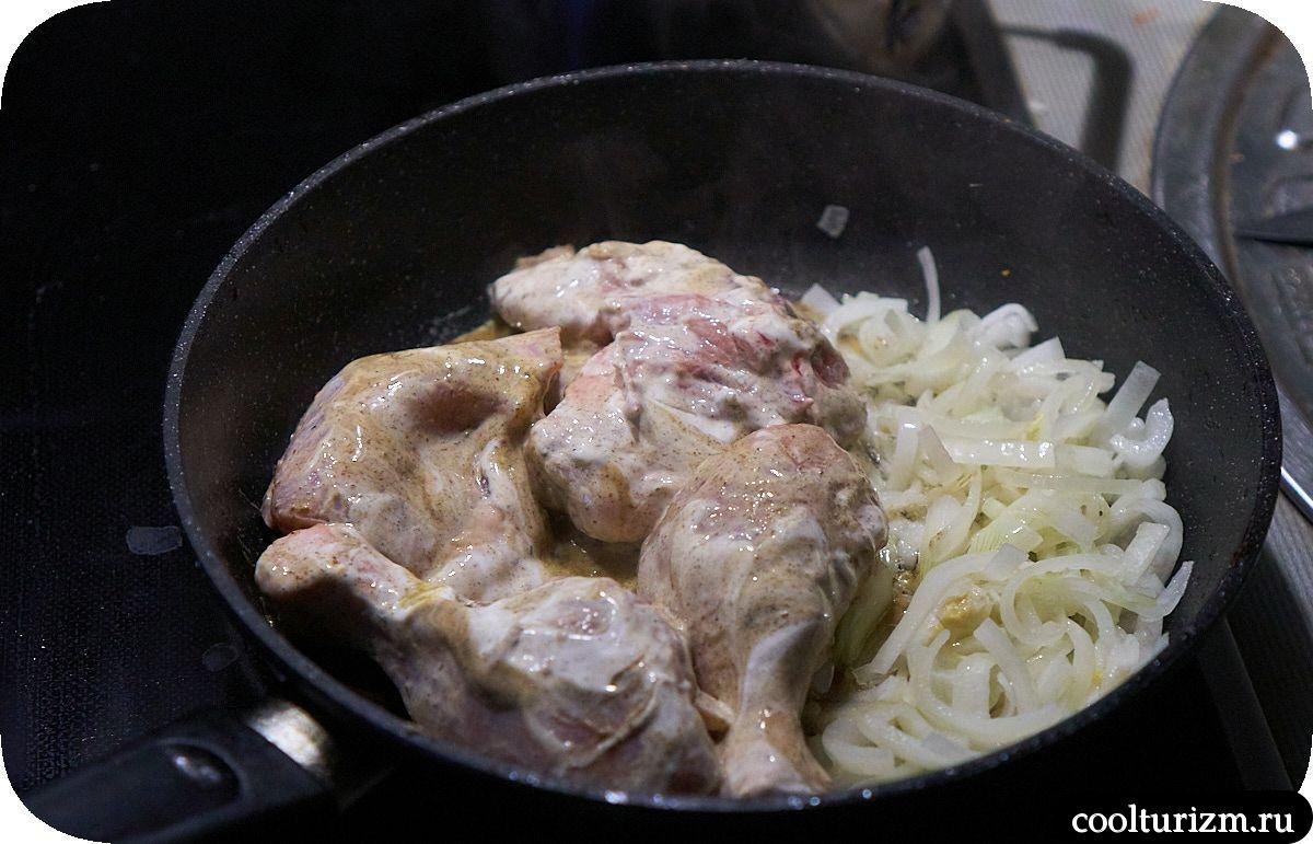 Курица в сметане с картофелем и морковью на сковороде