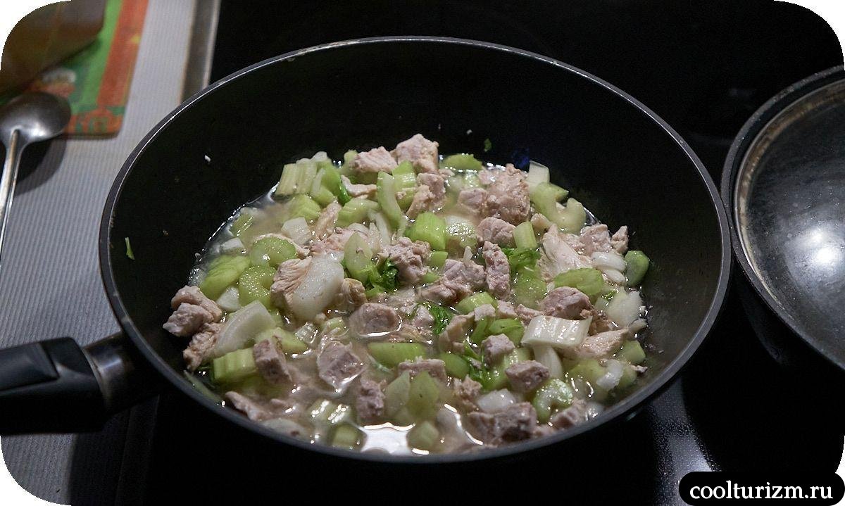 Два вида мяса с солеными огурцами