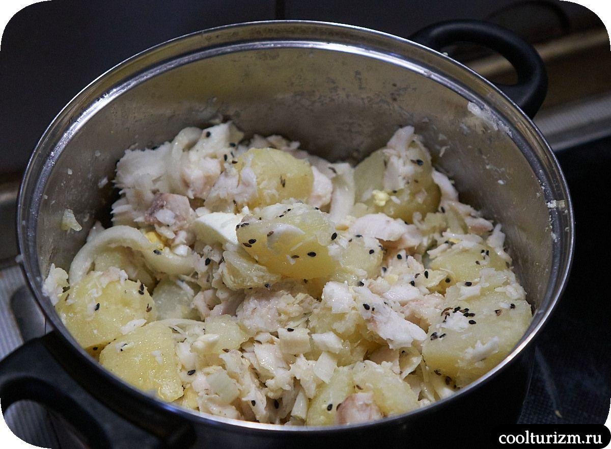 Треска с картошкой и яйцами в кастрюле