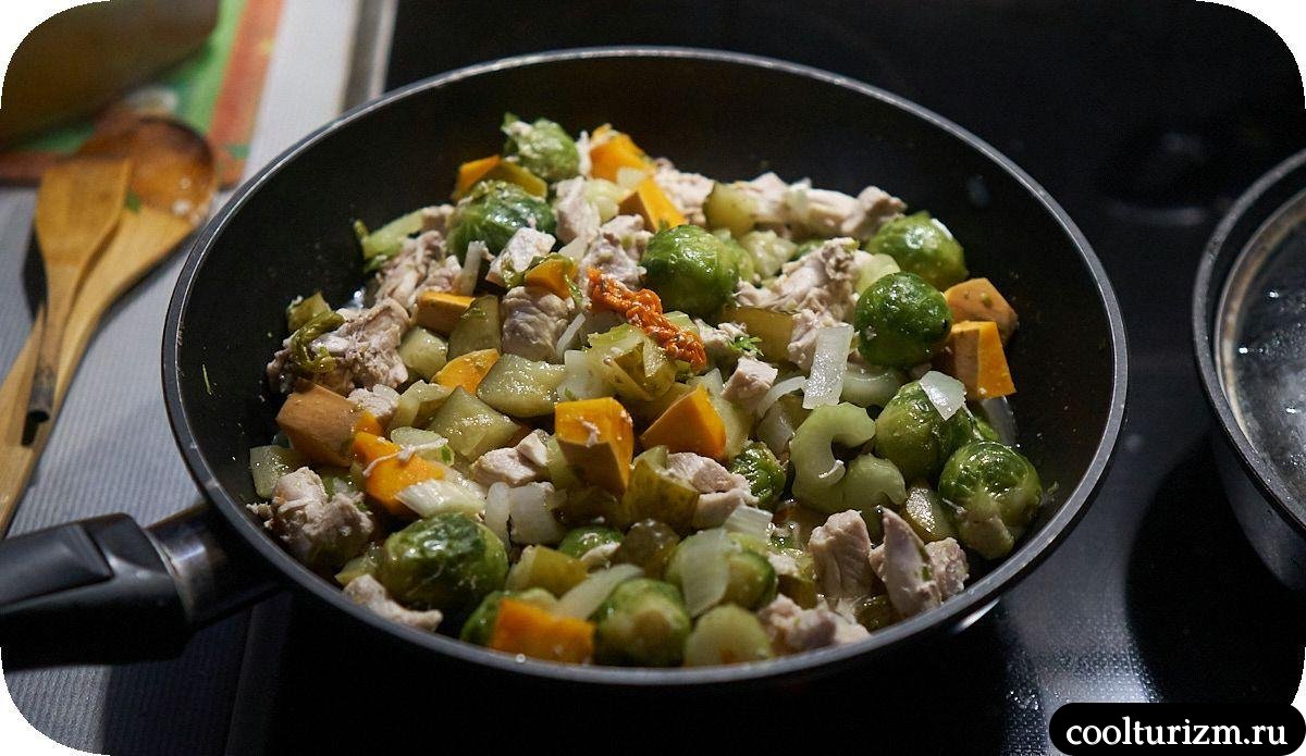 Два вида мяса с солеными огурцами и брюссельской капустой в сметане как готовить