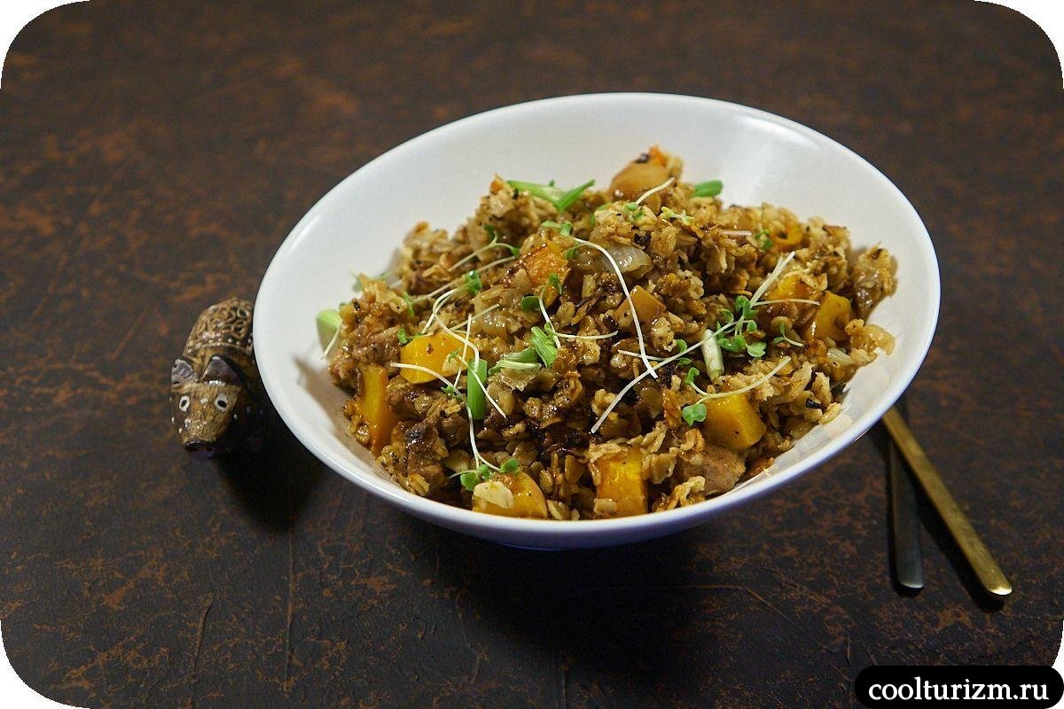 Жареная овсянка с мясом и соусом хойсин