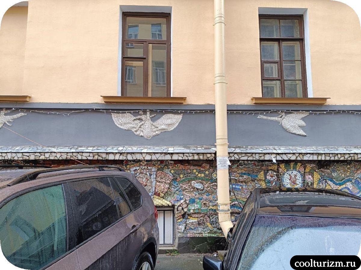 Нильс с дикими гусями в Мозаичном дворике Спб