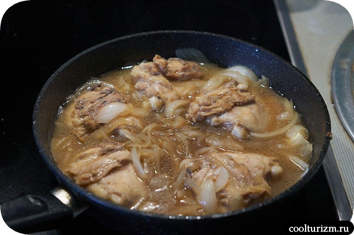 Куриные бёдра с луком
