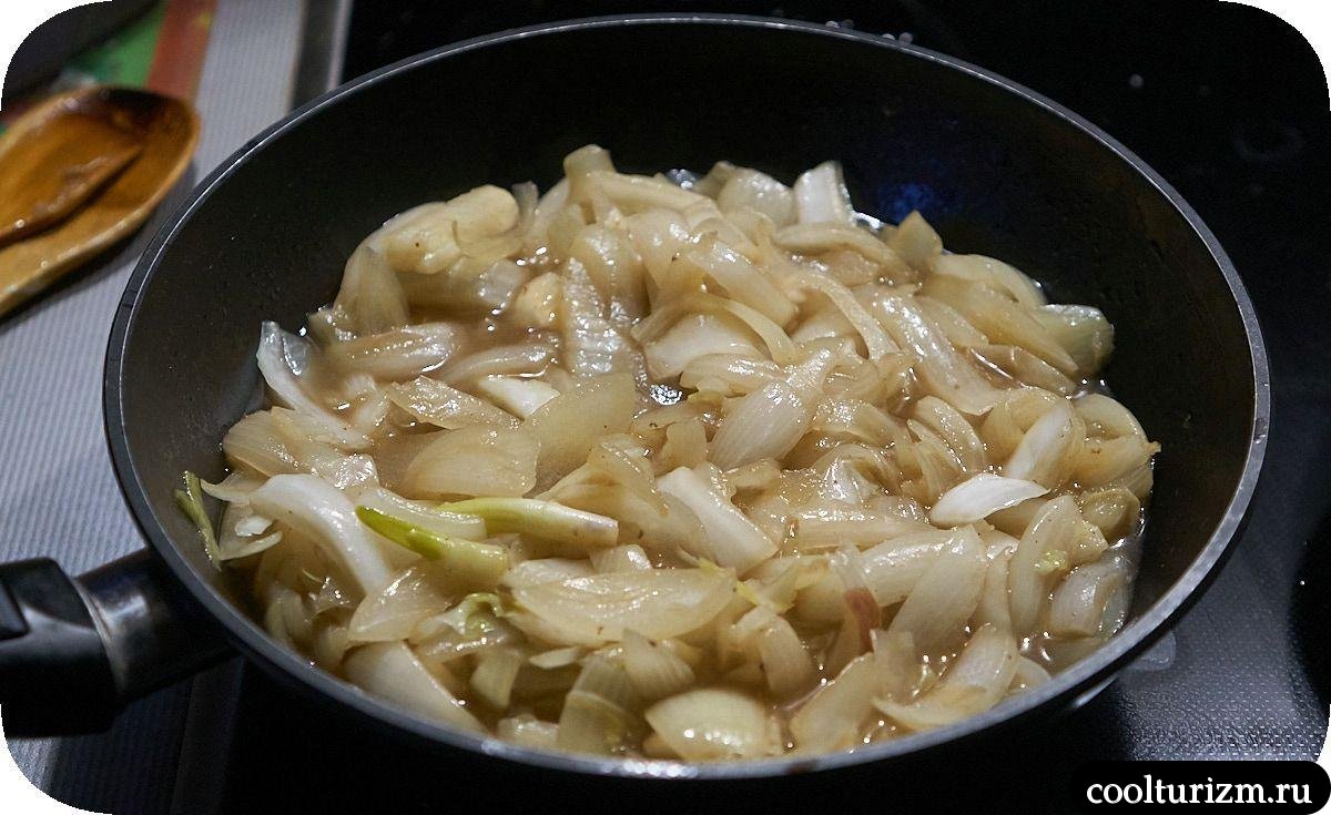 жарка и тушение лука с пекинкой