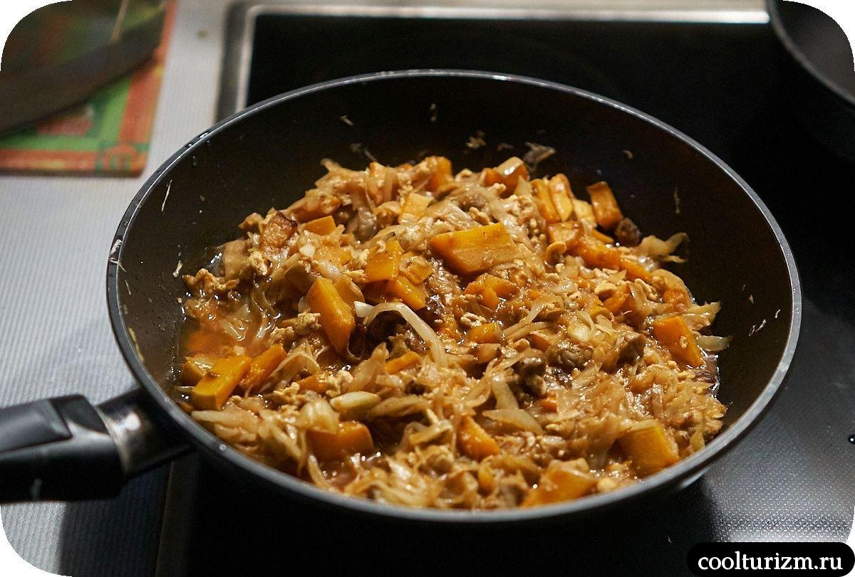 Капуста с мясом и тыквой на сковороде как приготовить