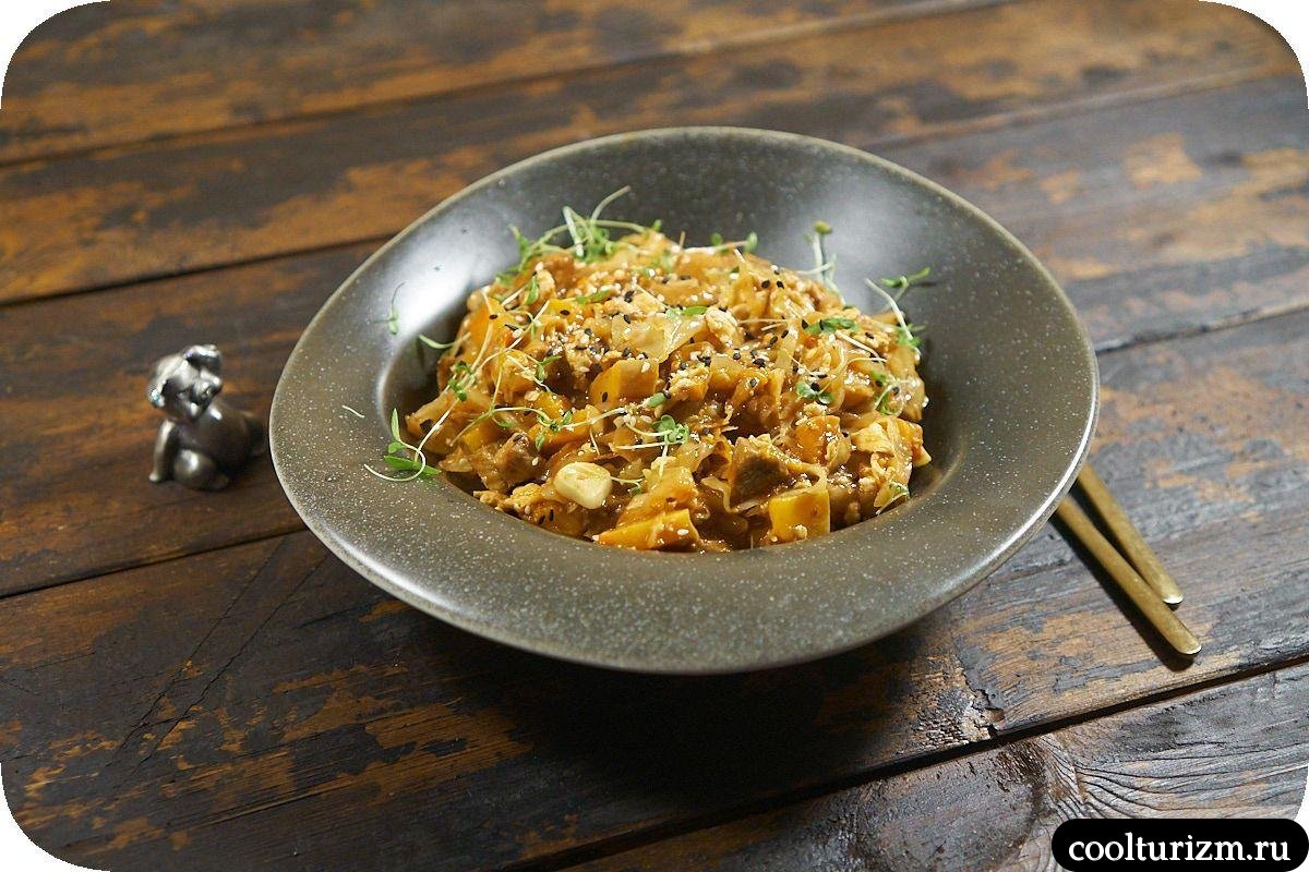 Капуста с мясом и тыквой на сковороде