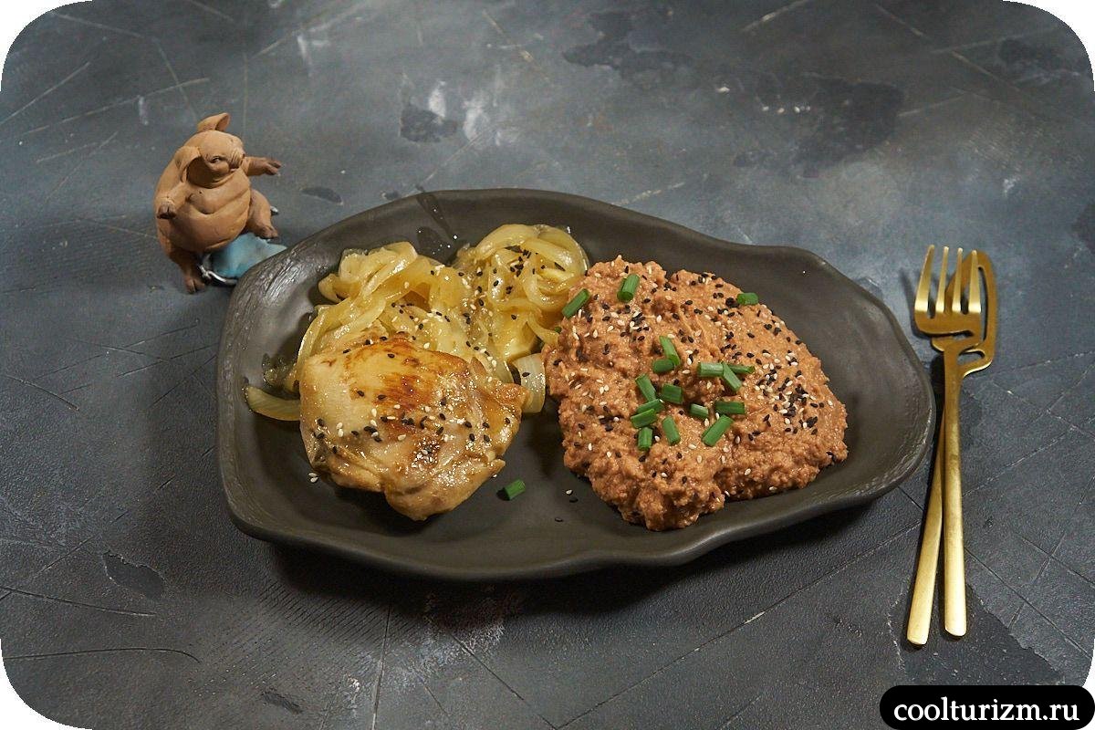 Куриные бёдра со свекольным хумусом рецепт