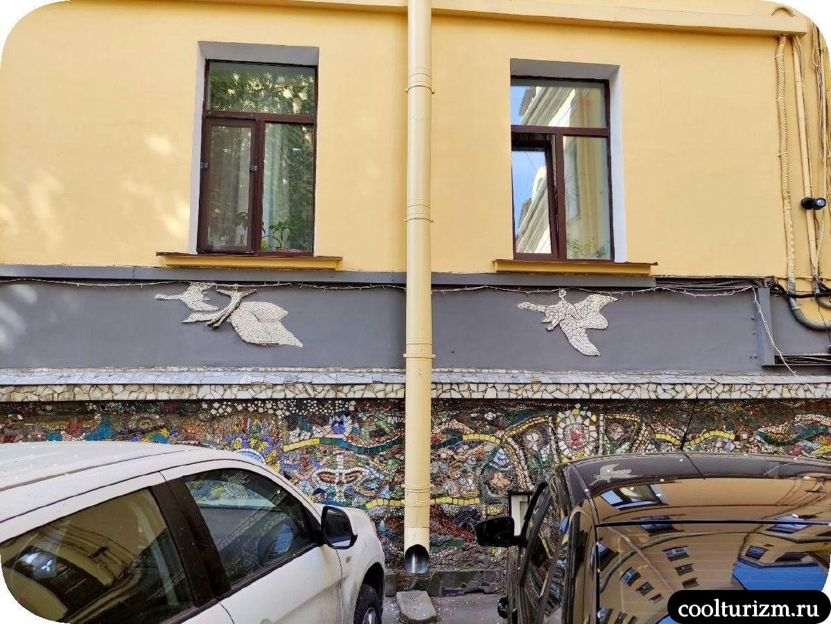 Нильс с дикими гусями в Мозаичном дворике Санкт-Петербург