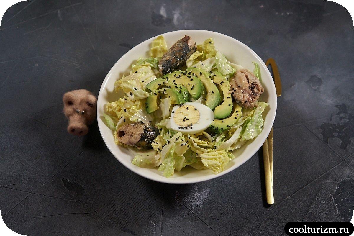 Салат с консервированной скумбрией и пекинской капустой