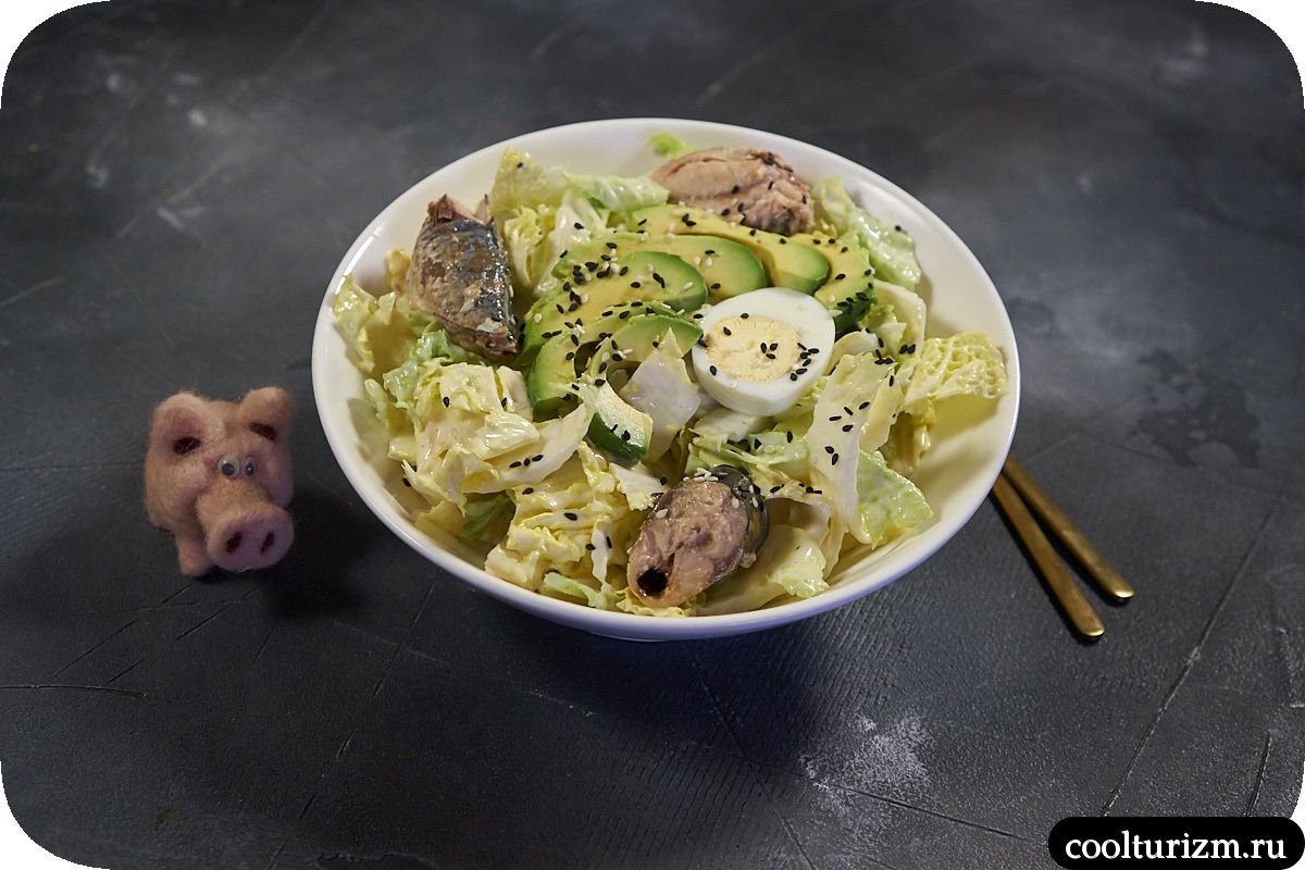 Салат с консервированной скумбрией и пекинской капустой рецепт