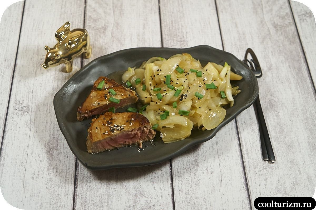 Тунец в крахмале с пекинской капустой и луком