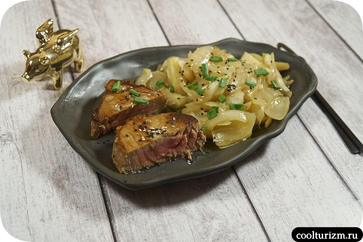 Тунец в крахмале с пекинской капустой и луком