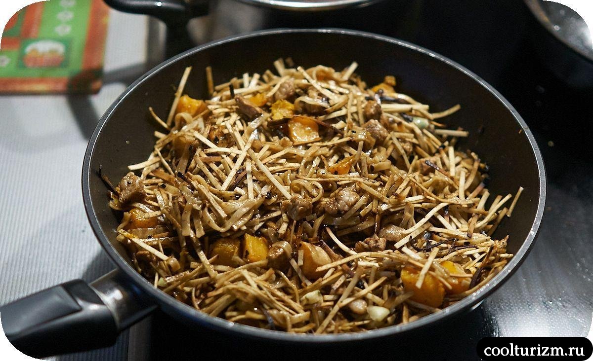 Жареный удон с мясом и тыквой как готовить