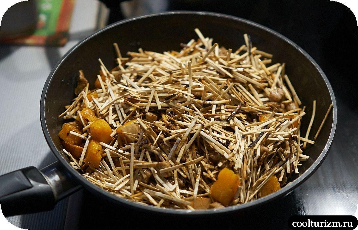 Жареный удон с мясом и тыквой в воке
