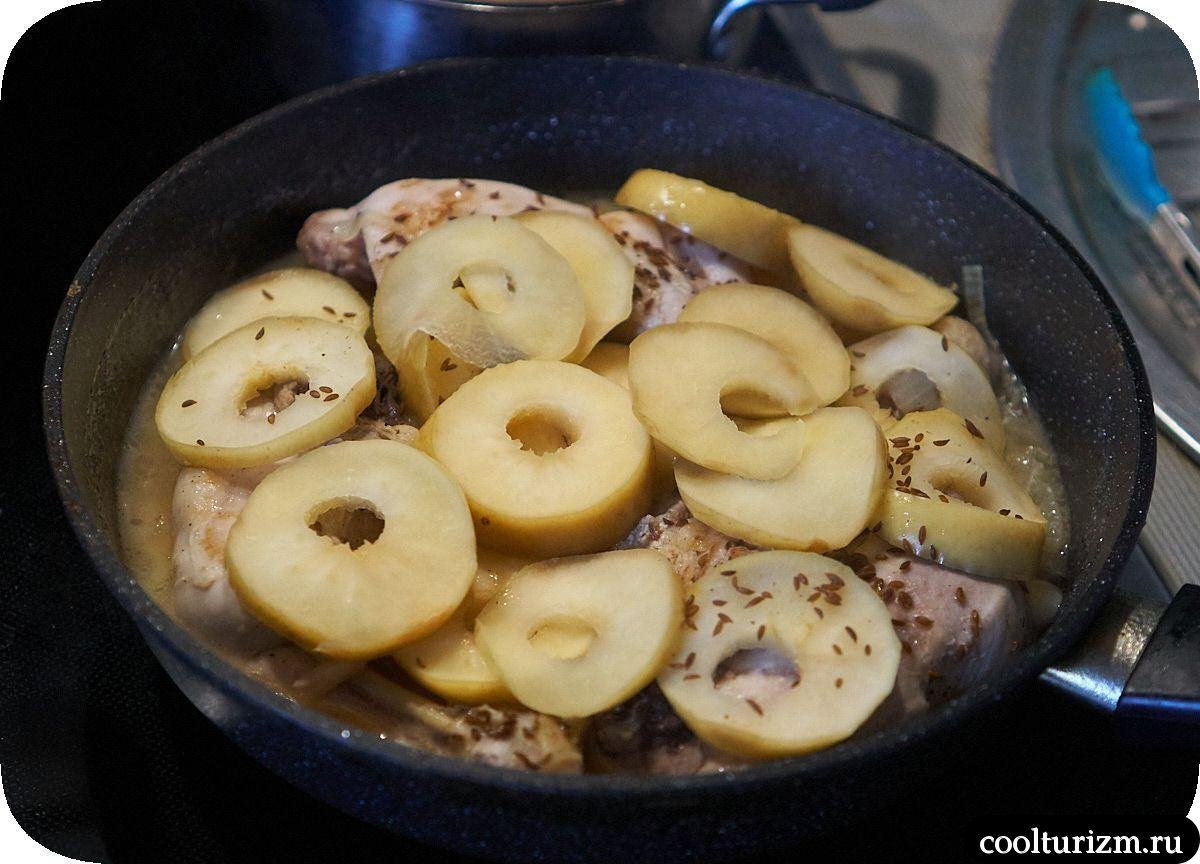 Окорочок куриный с яблоками и гречкой