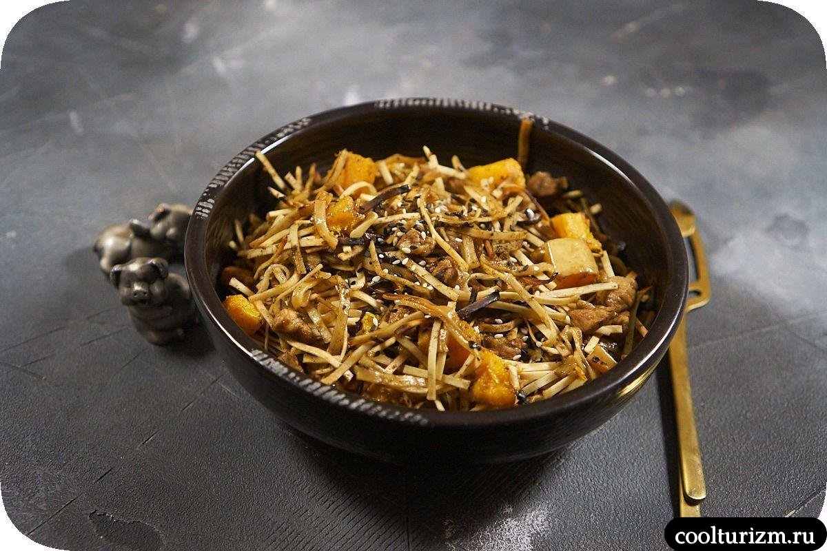 Жареный удон с мясом и тыквой