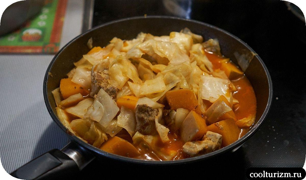 Капуста с мясом и тыквой в томатном соусе на сковороде