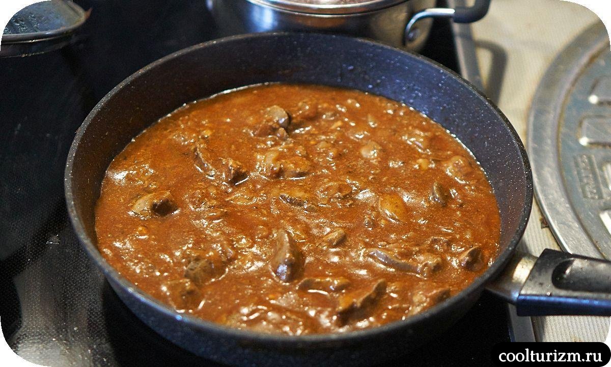 Жареная овсянка с куриной печенью в томатном соусе на сковороде
