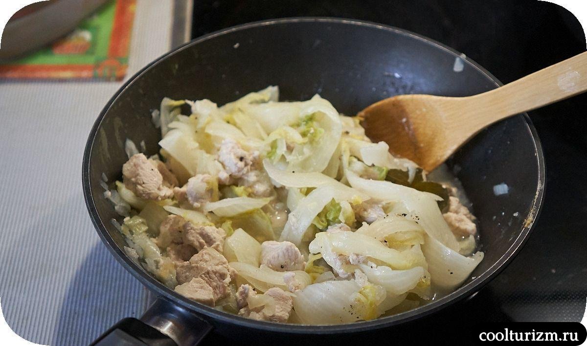 Филе грудки индейки с пекинской капустой на сковороде