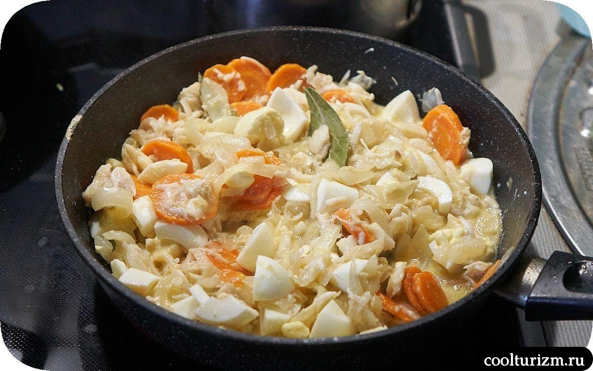 Щечки трески в сливках с зелёной гречкой на сковороде