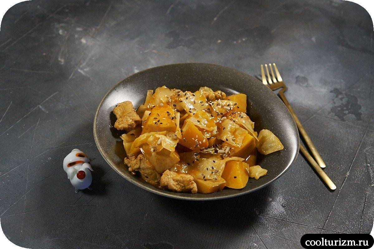 Капуста с мясом и тыквой в томатном соусе