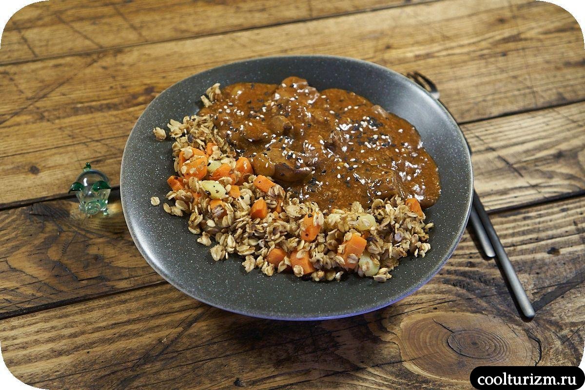 Жареная овсянка с куриной печенью в томатном соусе