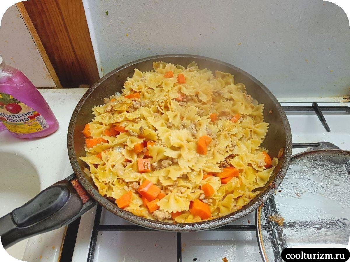 Фарфалле с фаршем и морковью на сковороде