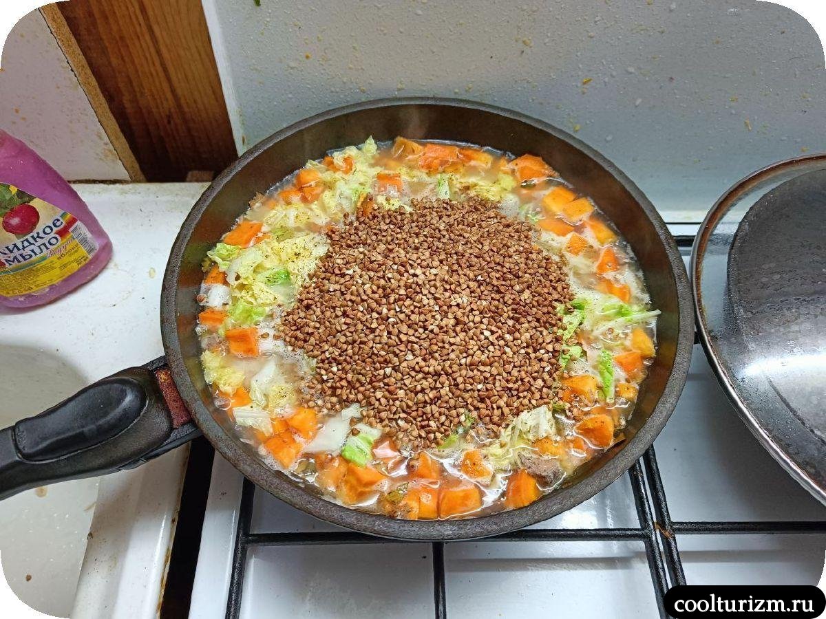 Гречка с тушенкой и капустой на сковороде