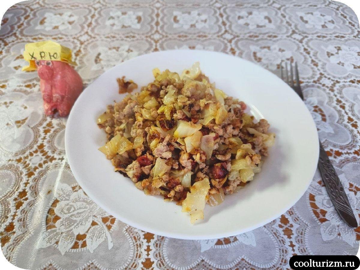 Тушеная капуста с фаршем и копченой колбасой рецепт