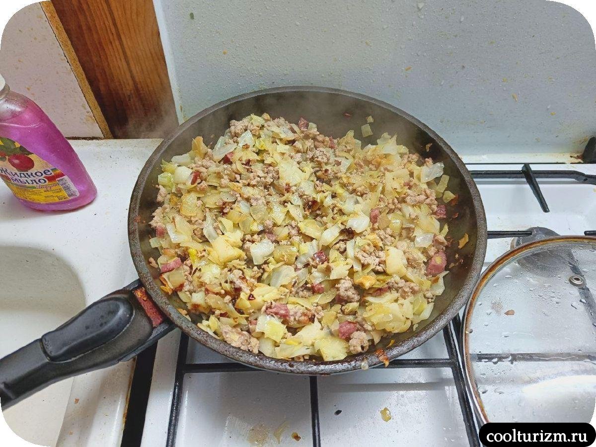 Тушеная капуста с фаршем и копченой колбасой на сковороде