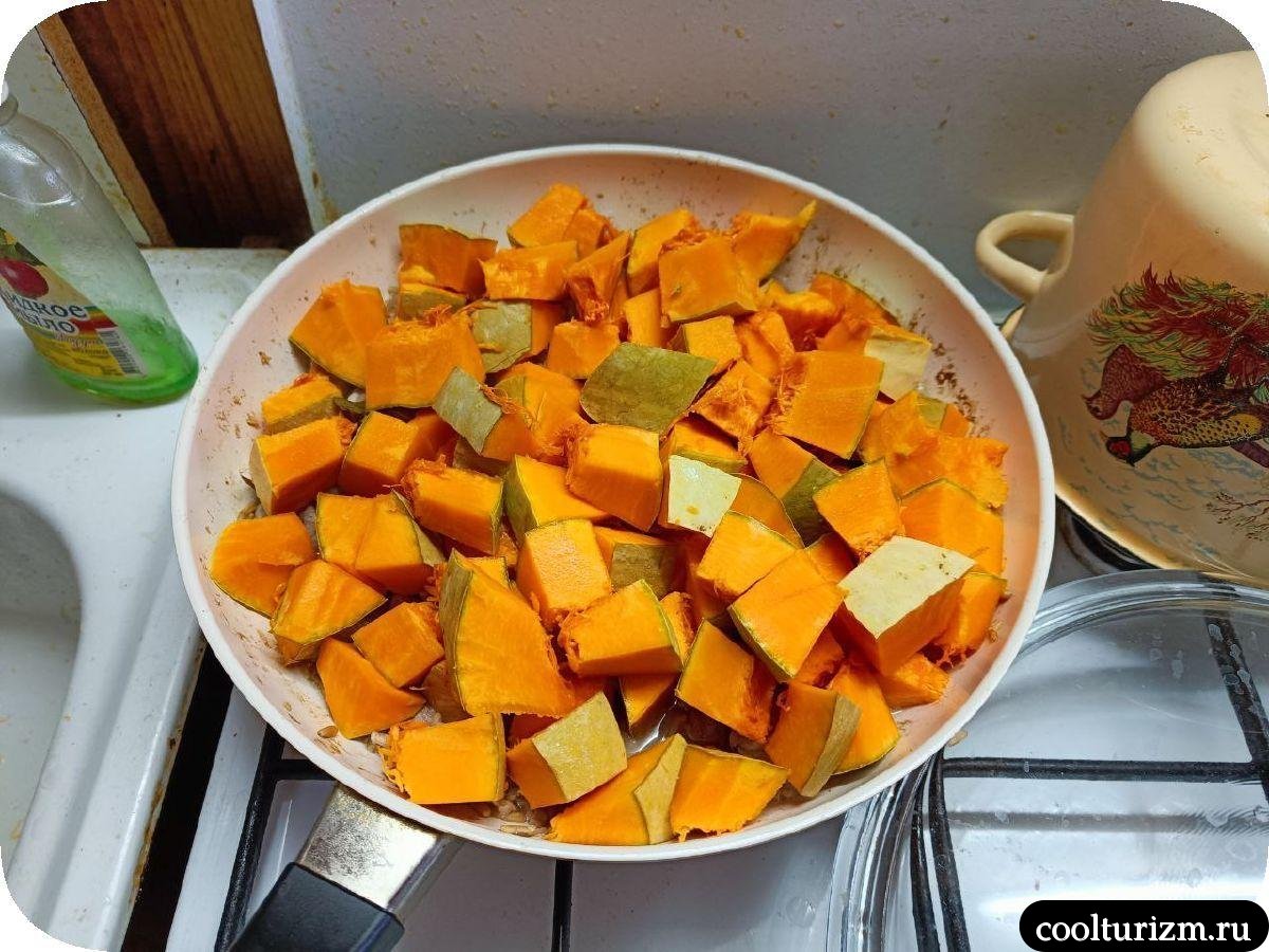 Тыква с цельной овсяной крупой и вырезкой на сковороде