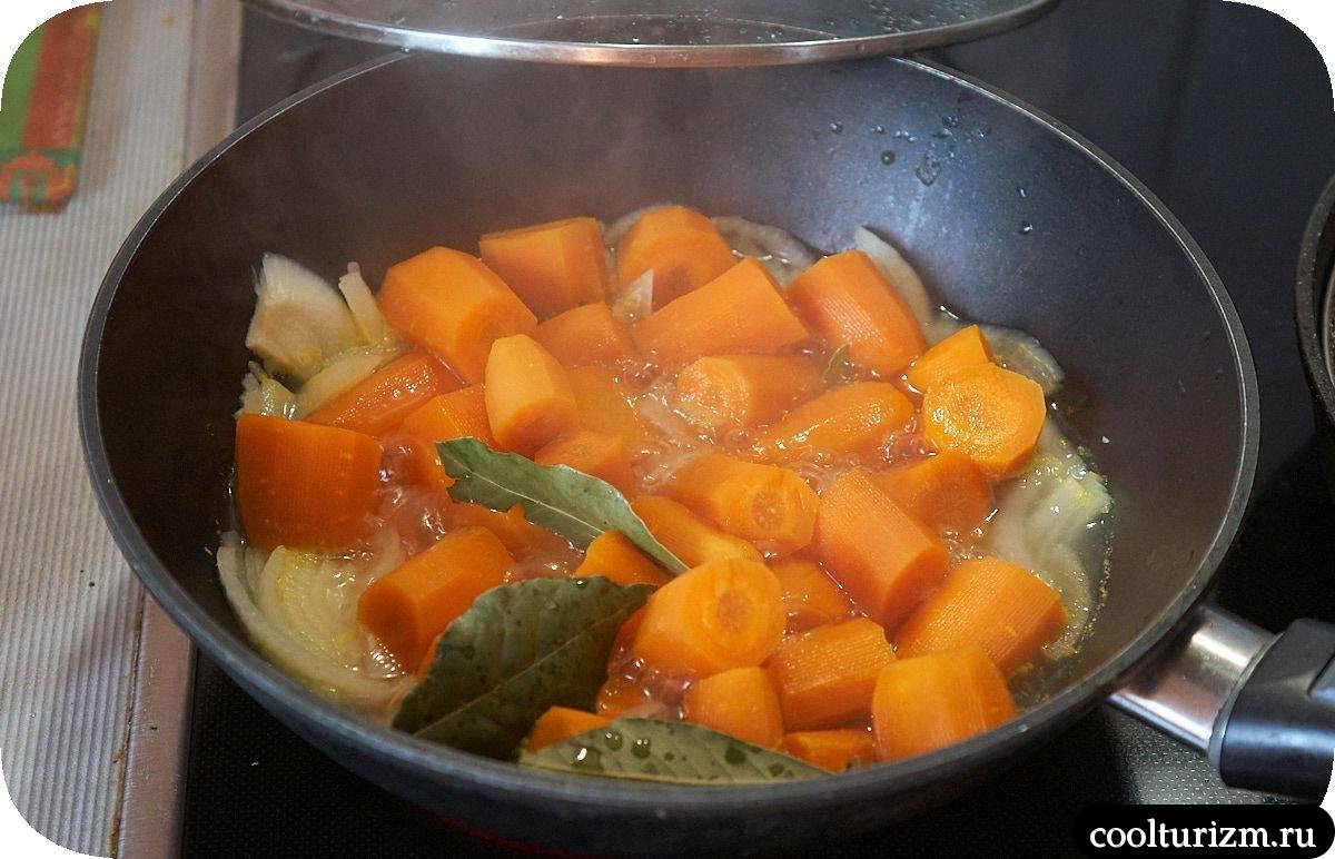 Куриные бедра в сливках с тушеной морковью на сковороде