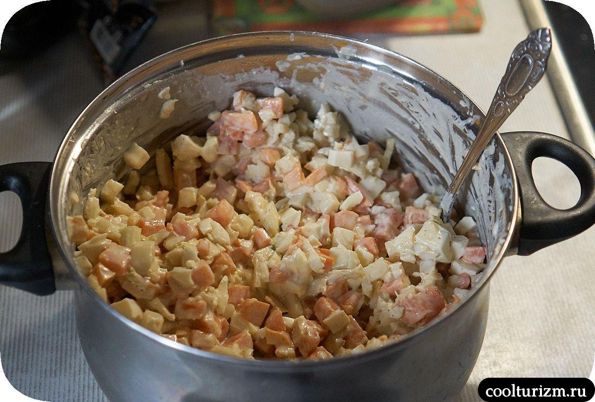Яичный салат с вареной морковью и пекинской капустой с майонезом