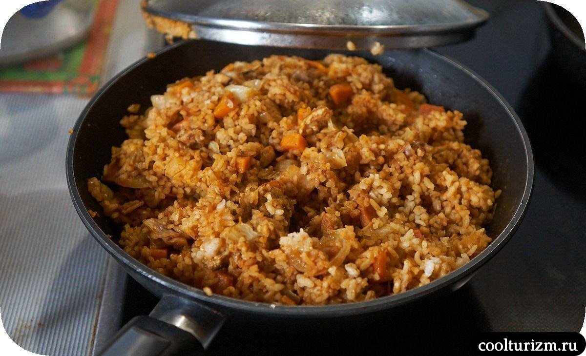 Круглозерный рис с мясом и овощами в стиле плова