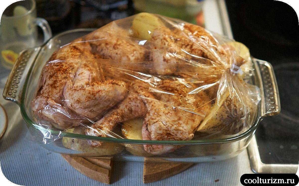 Половинки курицы в пакете в духовке с молодым картофелем