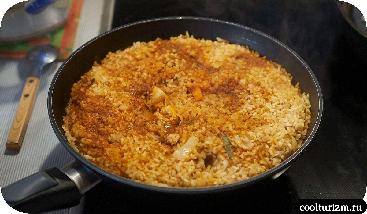 Круглозерный рис с мясом и овощами в воке