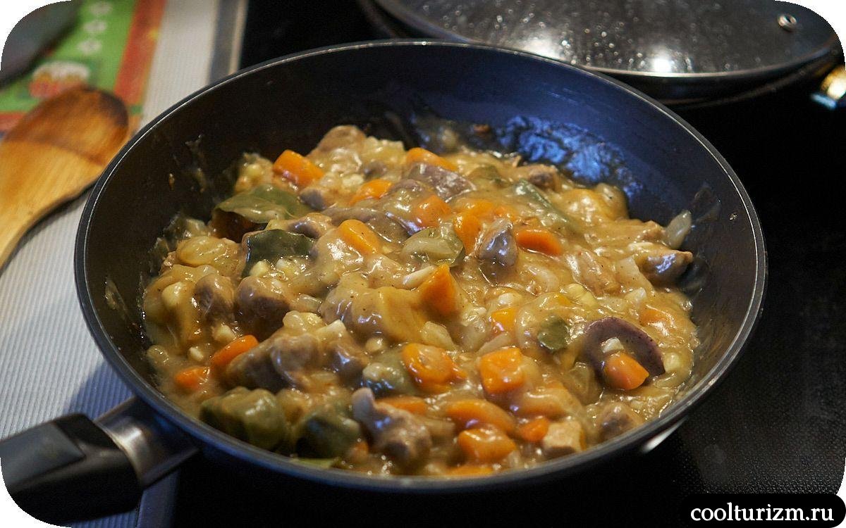 Разноцветные ттокпокки с мясом и овощами острые