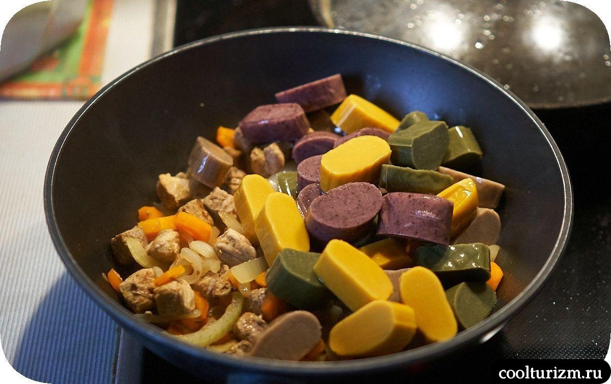 Разноцветные ттокпокки с мясом и овощами в воке